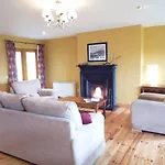 Courtyard Homes 3 Bed Sleeps 6 * דינגל