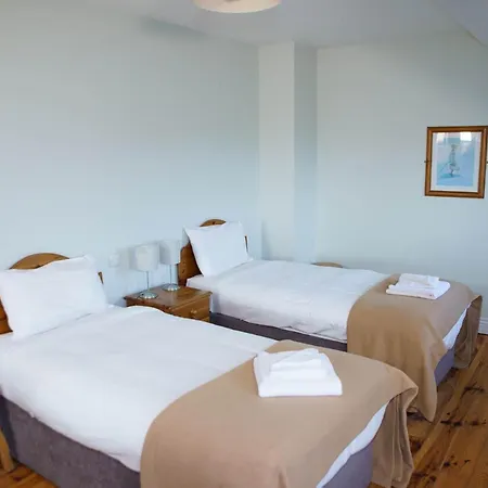 Courtyard Homes 3 Bed Sleeps 6 Ντίνγκλε