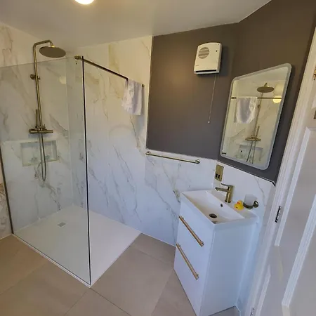 Dingle Courtyard Holiday Homes 3 Bed Sleeps 6 *