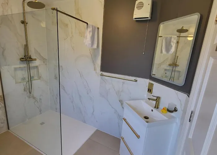 Courtyard Homes 3 Bed Sleeps 6 *